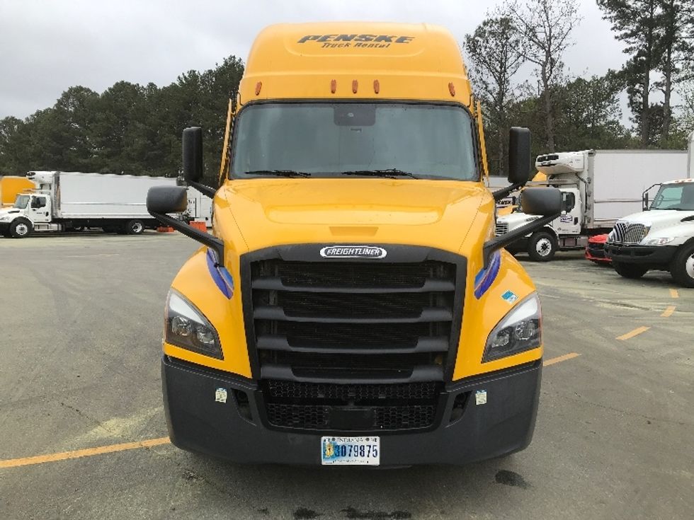 Sleeper Tractor-Heavy Duty Tractors-Freightliner-2022-T12664ST-Gainesville-GA-587,692\n\t\tmiles-$ 64,000 - Image 2