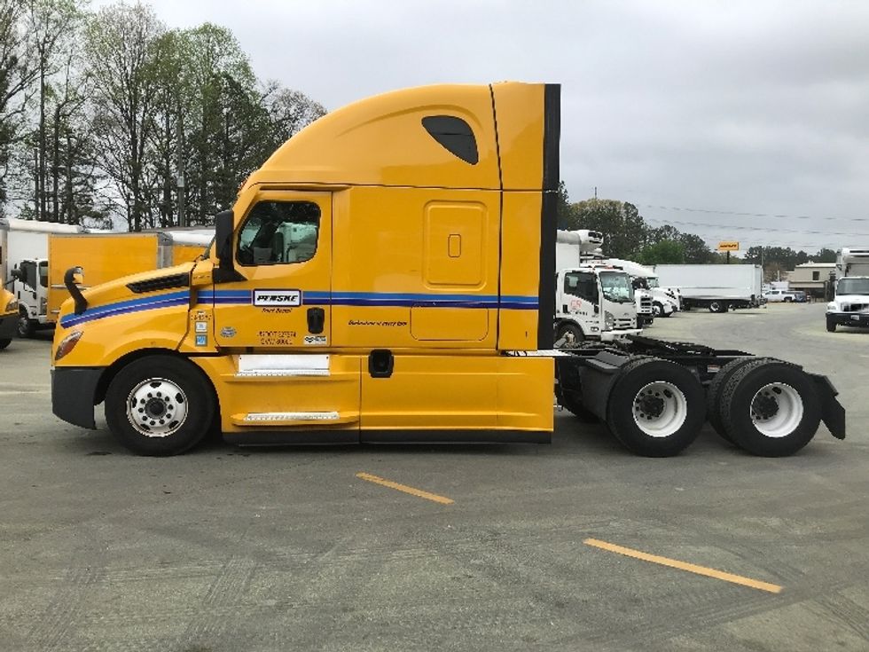 Sleeper Tractor-Heavy Duty Tractors-Freightliner-2022-T12664ST-Gainesville-GA-587,692\n\t\tmiles-$ 64,000 - Image 4