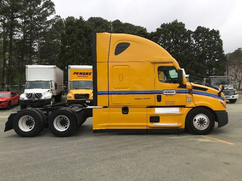 Sleeper Tractor-Heavy Duty Tractors-Freightliner-2022-T12664ST-Gainesville-GA-587,692\n\t\tmiles-$ 64,000 - Image 8