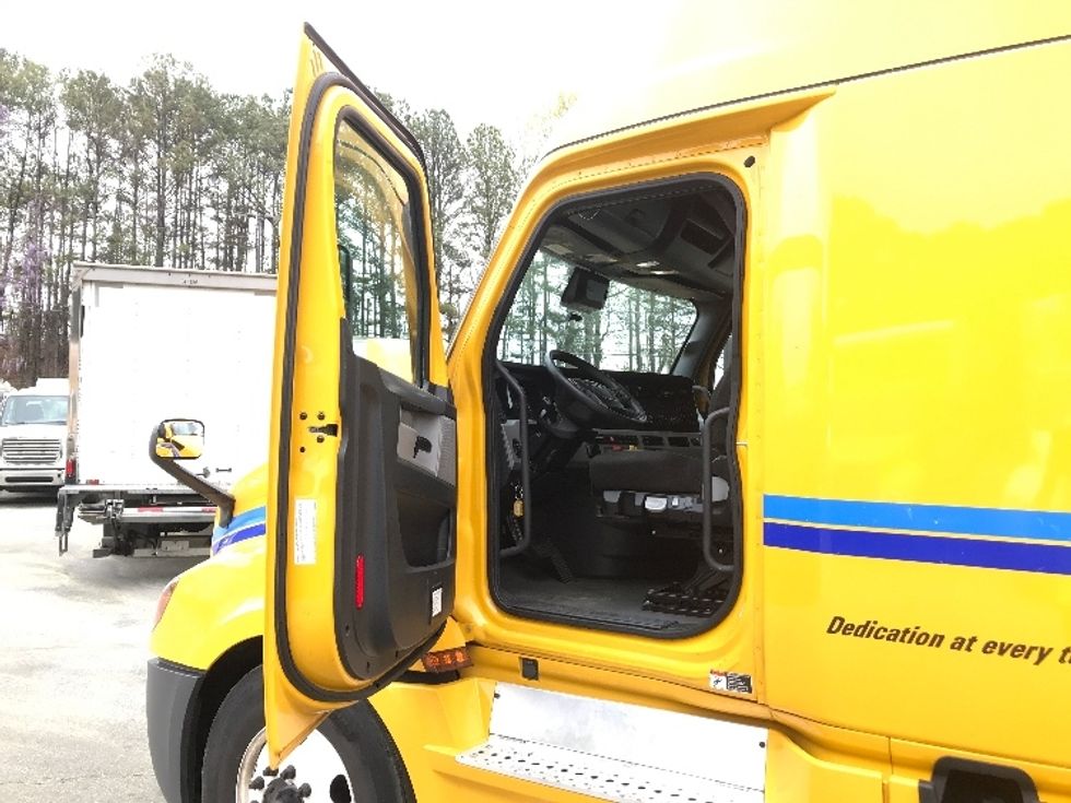 Sleeper Tractor-Heavy Duty Tractors-Freightliner-2022-T12664ST-Gainesville-GA-587,692\n\t\tmiles-$ 64,000 - Image 9