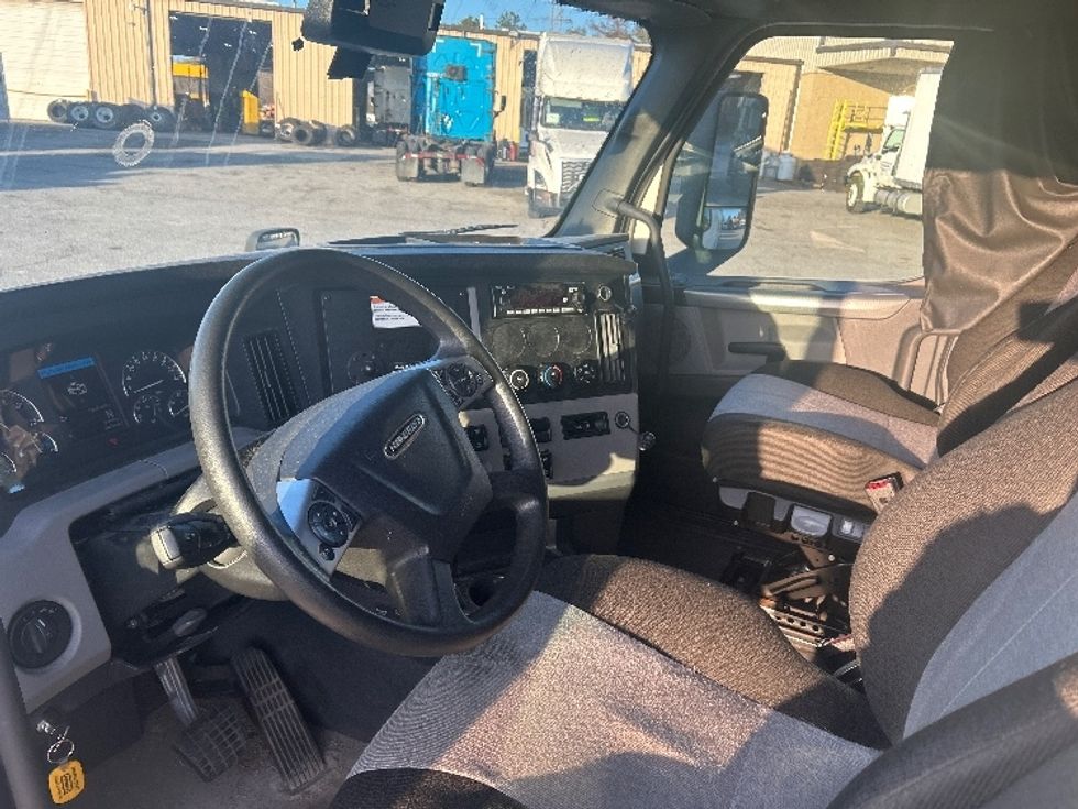 Sleeper Tractor-Heavy Duty Tractors-Freightliner-2022-T12664ST-Garden City-GA-391,460\n\t\tmiles-$ 77,750 - Image 10