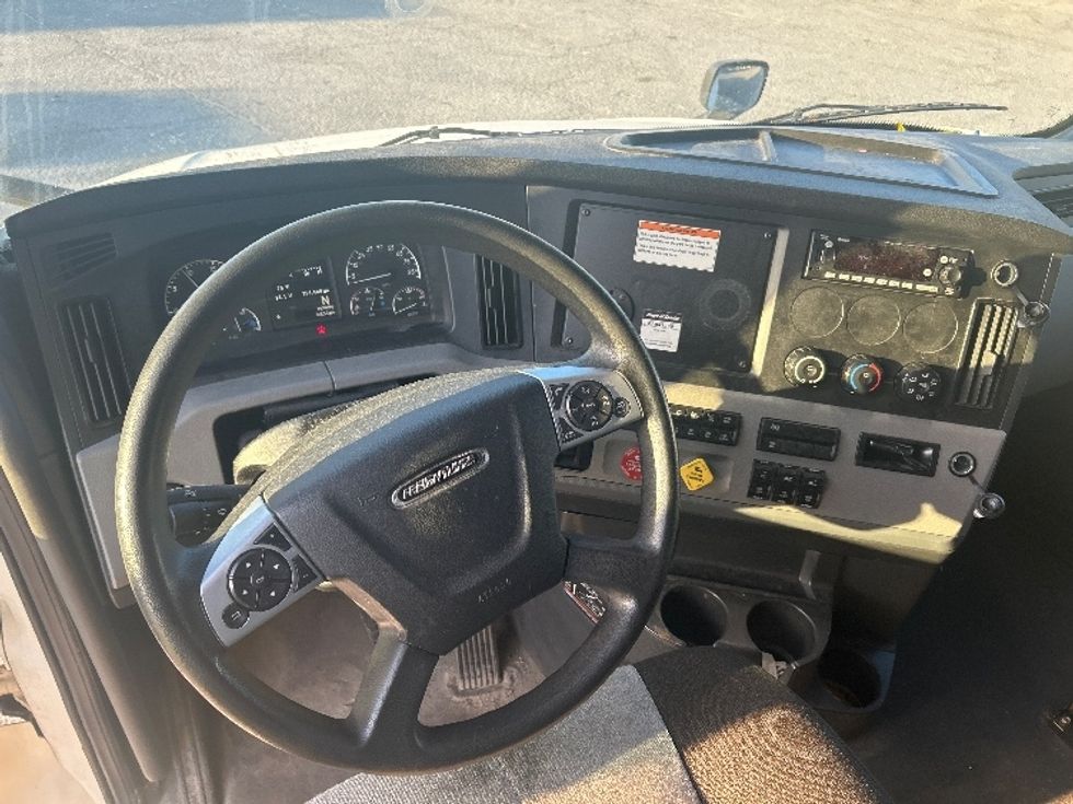 Sleeper Tractor-Heavy Duty Tractors-Freightliner-2022-T12664ST-Garden City-GA-391,460\n\t\tmiles-$ 77,750 - Image 11
