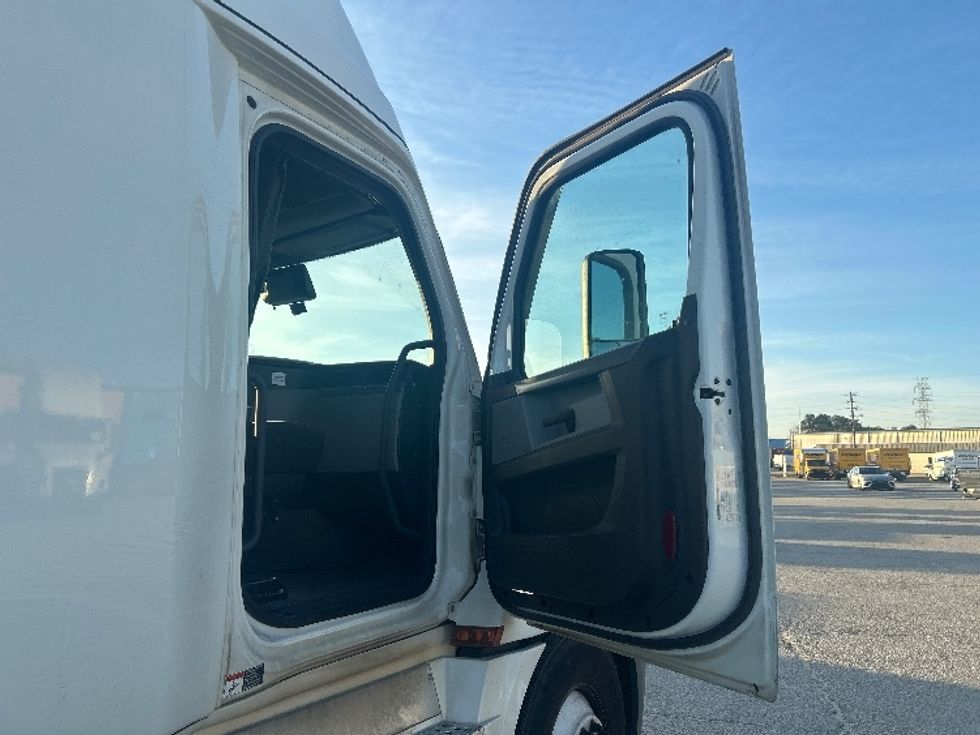 Sleeper Tractor-Heavy Duty Tractors-Freightliner-2022-T12664ST-Garden City-GA-391,460\n\t\tmiles-$ 77,750 - Image 13