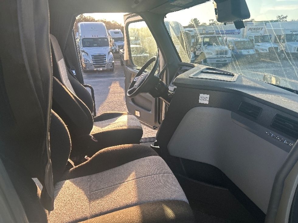 Sleeper Tractor-Heavy Duty Tractors-Freightliner-2022-T12664ST-Garden City-GA-391,460\n\t\tmiles-$ 77,750 - Image 15