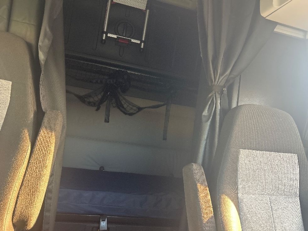 Sleeper Tractor-Heavy Duty Tractors-Freightliner-2022-T12664ST-Garden City-GA-391,460\n\t\tmiles-$ 77,750 - Image 16