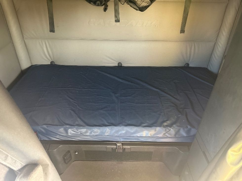 Sleeper Tractor-Heavy Duty Tractors-Freightliner-2022-T12664ST-Garden City-GA-391,460\n\t\tmiles-$ 77,750 - Image 17