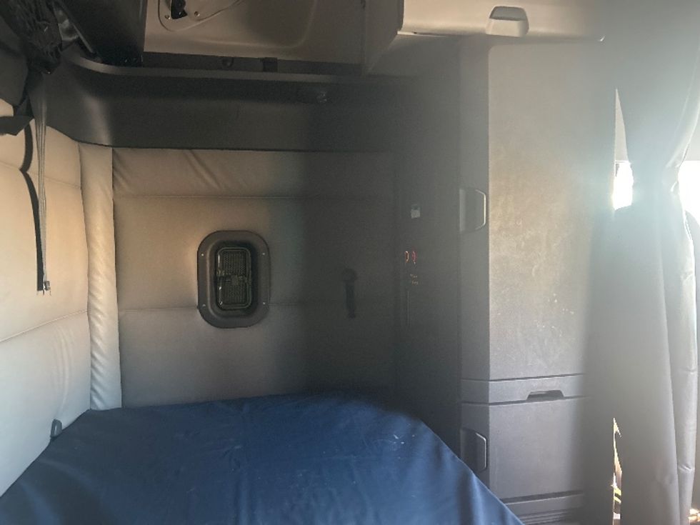 Sleeper Tractor-Heavy Duty Tractors-Freightliner-2022-T12664ST-Garden City-GA-391,460\n\t\tmiles-$ 77,750 - Image 18