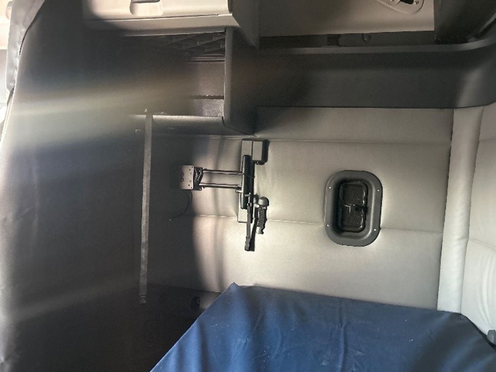 Sleeper Tractor-Heavy Duty Tractors-Freightliner-2022-T12664ST-Garden City-GA-391,460\n\t\tmiles-$ 77,750 - Image 19