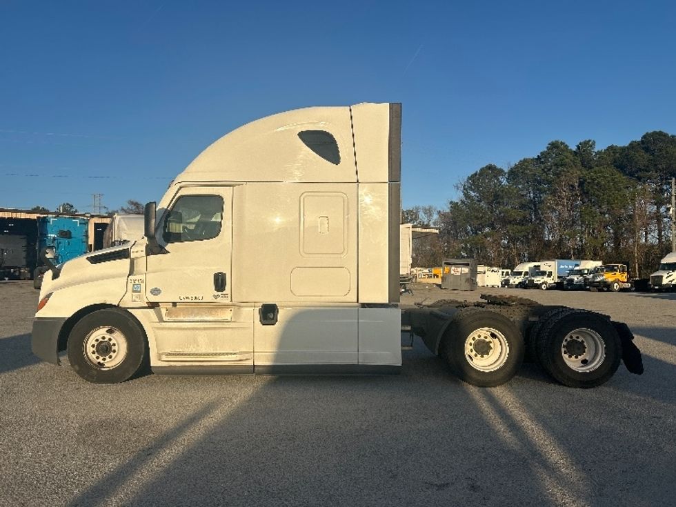 Sleeper Tractor-Heavy Duty Tractors-Freightliner-2022-T12664ST-Garden City-GA-391,460\n\t\tmiles-$ 77,750 - Image 4