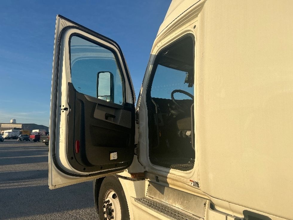 Sleeper Tractor-Heavy Duty Tractors-Freightliner-2022-T12664ST-Garden City-GA-391,460\n\t\tmiles-$ 77,750 - Image 9