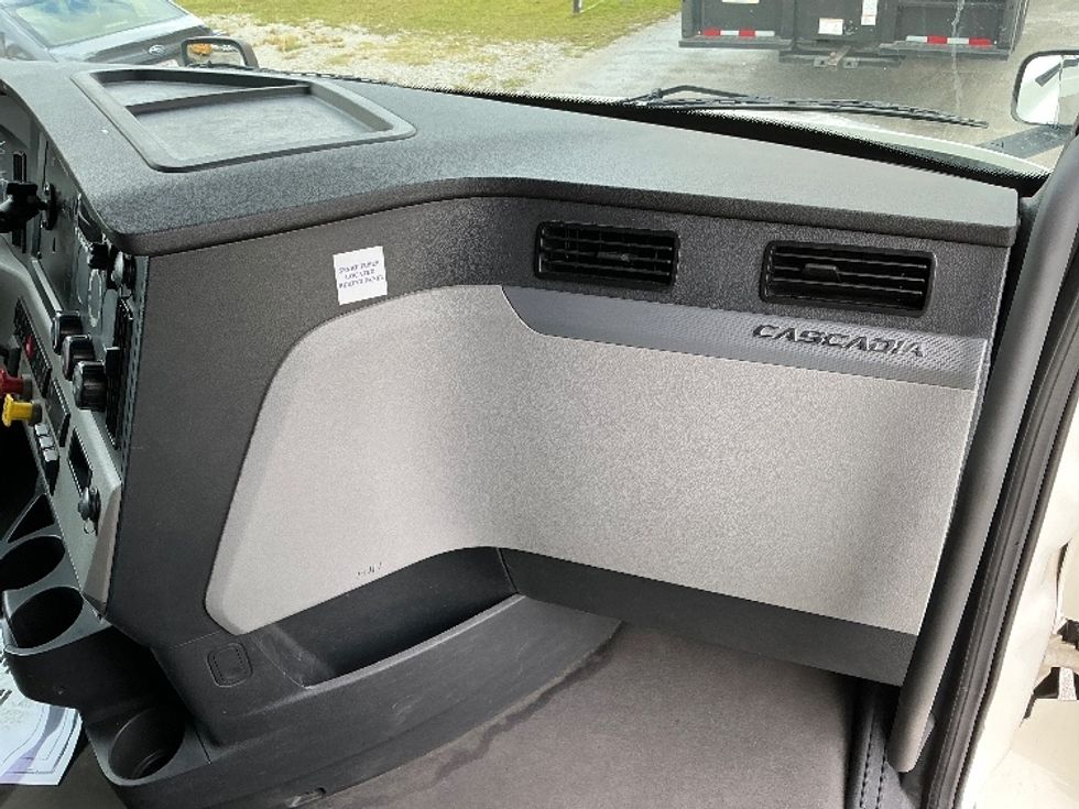 Sleeper Tractor-Heavy Duty Tractors-Freightliner-2022-T12664ST-Garden City-GA-509,940\n\t\tmiles-$ 68,750 - Image 14