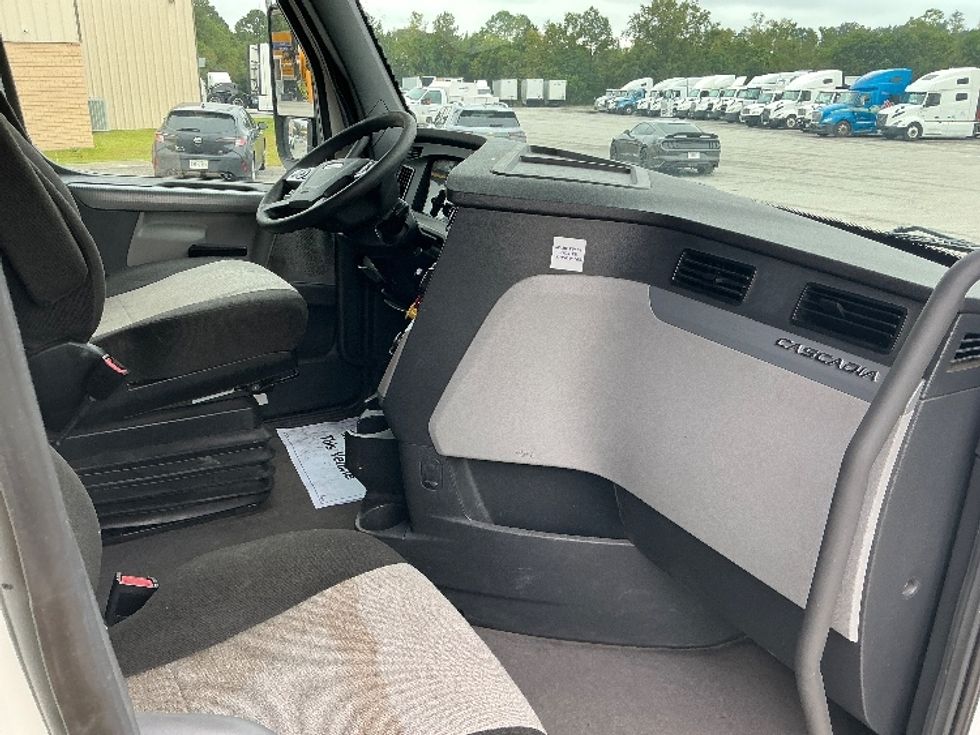 Sleeper Tractor-Heavy Duty Tractors-Freightliner-2022-T12664ST-Garden City-GA-509,940\n\t\tmiles-$ 68,750 - Image 15