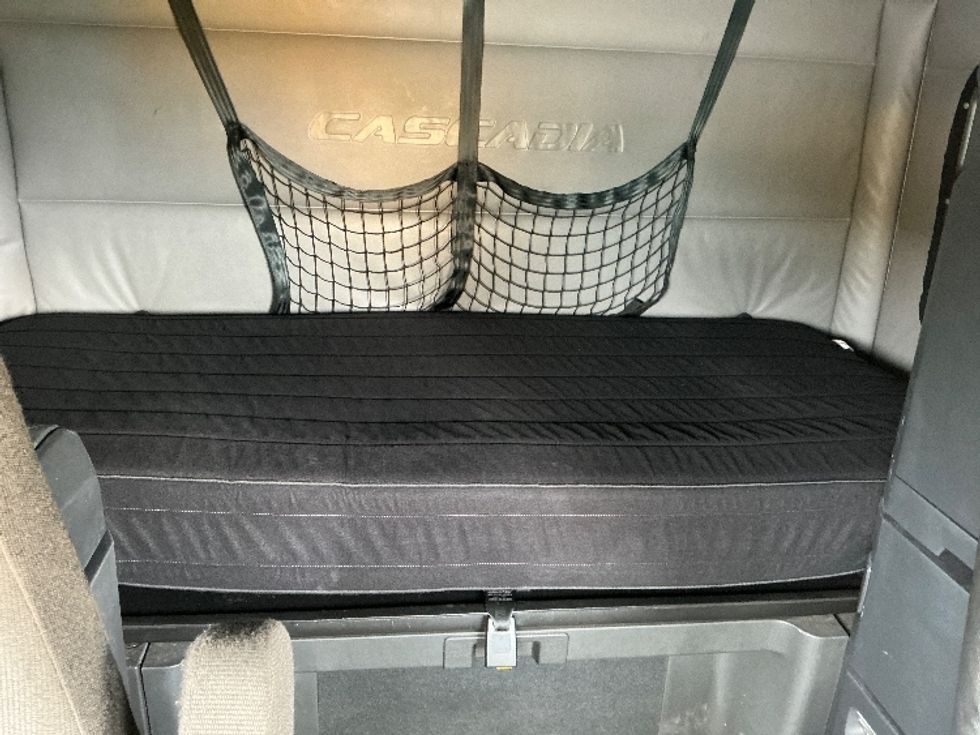 Sleeper Tractor-Heavy Duty Tractors-Freightliner-2022-T12664ST-Garden City-GA-509,940\n\t\tmiles-$ 68,750 - Image 16