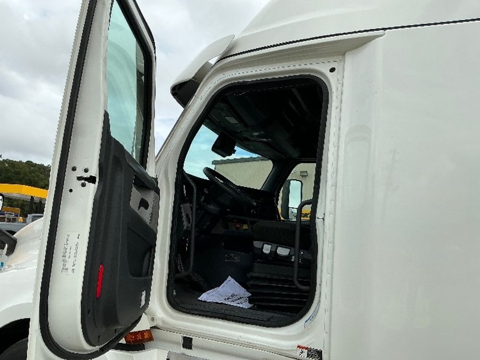 Sleeper Tractor-Heavy Duty Tractors-Freightliner-2022-T12664ST-Garden City-GA-509,940\n\t\tmiles-$ 68,750 - Image 9