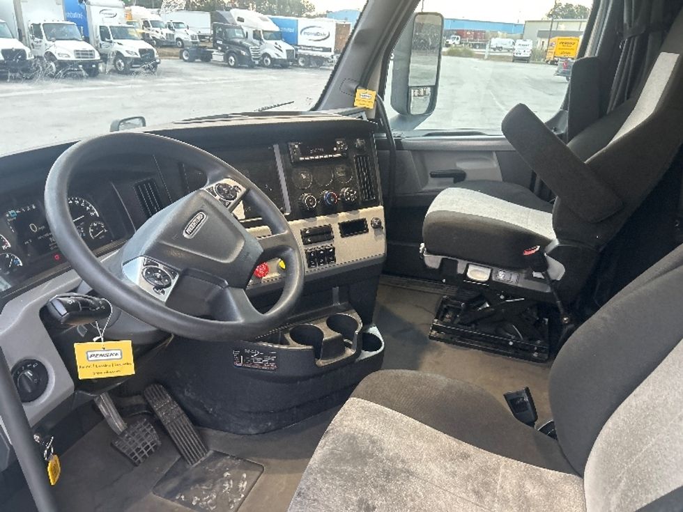 Sleeper Tractor-Heavy Duty Tractors-Freightliner-2022-T12664ST-Garden City-GA-569,205\n\t\tmiles-$ 60,000 - Image 10