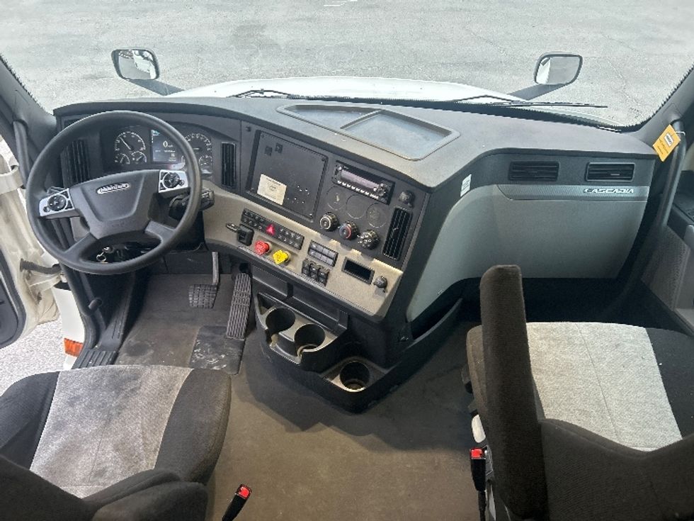 Sleeper Tractor-Heavy Duty Tractors-Freightliner-2022-T12664ST-Garden City-GA-569,205\n\t\tmiles-$ 60,000 - Image 12