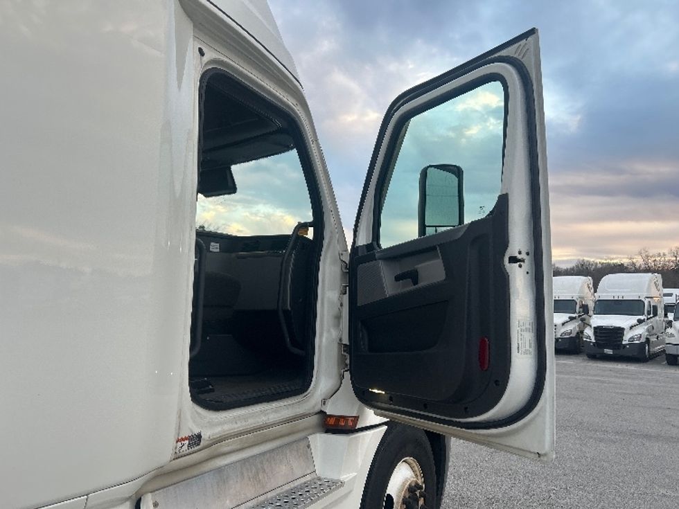 Sleeper Tractor-Heavy Duty Tractors-Freightliner-2022-T12664ST-Garden City-GA-569,205\n\t\tmiles-$ 60,000 - Image 13