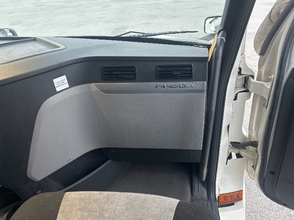 Sleeper Tractor-Heavy Duty Tractors-Freightliner-2022-T12664ST-Garden City-GA-569,205\n\t\tmiles-$ 60,000 - Image 14