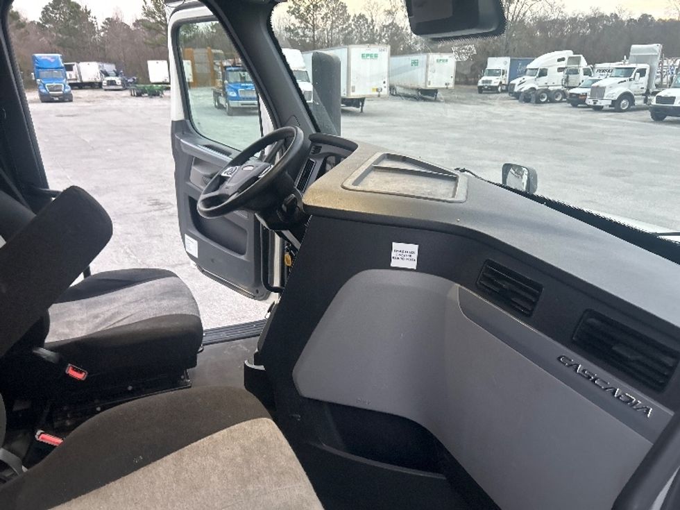 Sleeper Tractor-Heavy Duty Tractors-Freightliner-2022-T12664ST-Garden City-GA-569,205\n\t\tmiles-$ 60,000 - Image 15