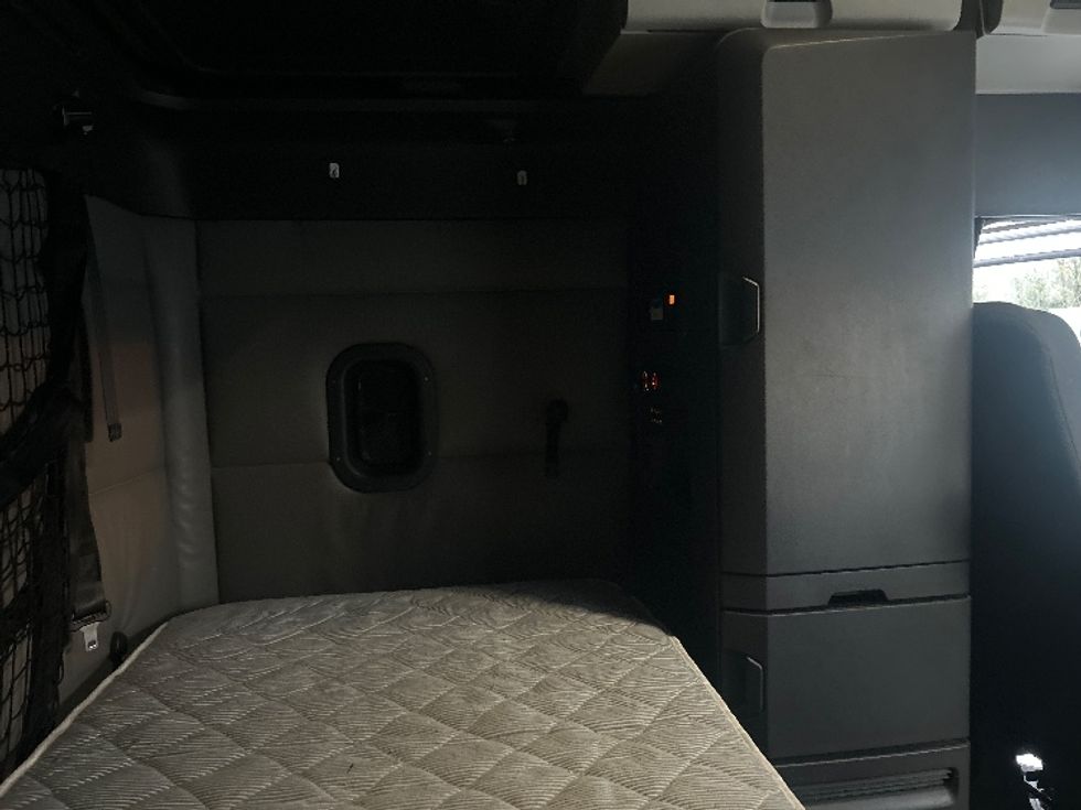 Sleeper Tractor-Heavy Duty Tractors-Freightliner-2022-T12664ST-Garden City-GA-569,205\n\t\tmiles-$ 60,000 - Image 18