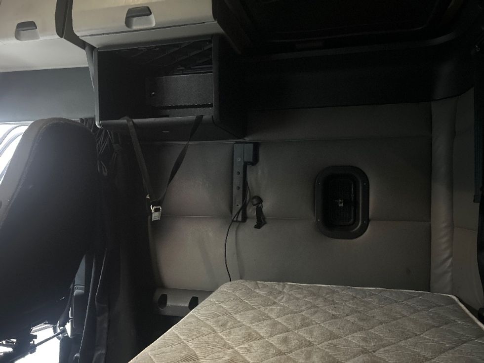 Sleeper Tractor-Heavy Duty Tractors-Freightliner-2022-T12664ST-Garden City-GA-569,205\n\t\tmiles-$ 60,000 - Image 19