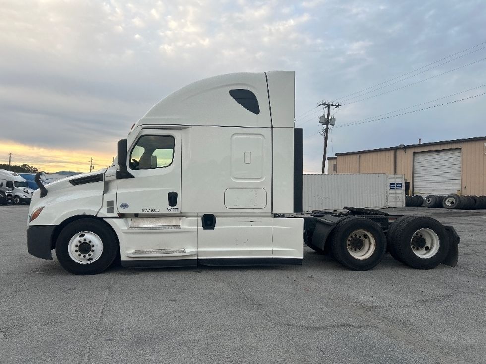 Sleeper Tractor-Heavy Duty Tractors-Freightliner-2022-T12664ST-Garden City-GA-569,205\n\t\tmiles-$ 60,000 - Image 4