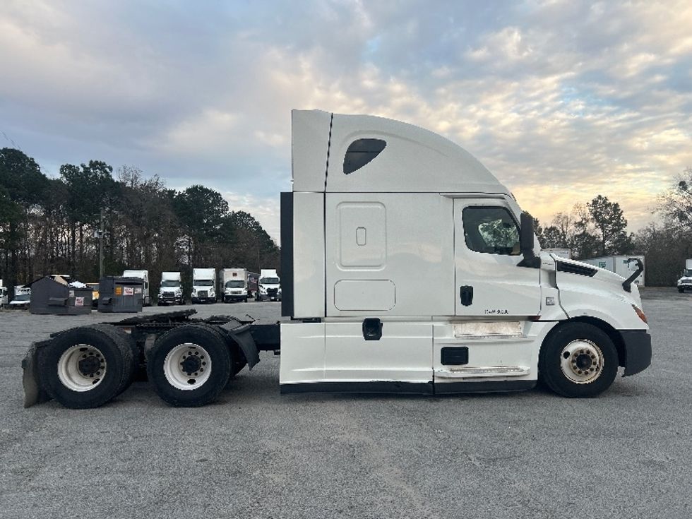 Sleeper Tractor-Heavy Duty Tractors-Freightliner-2022-T12664ST-Garden City-GA-569,205\n\t\tmiles-$ 60,000 - Image 8