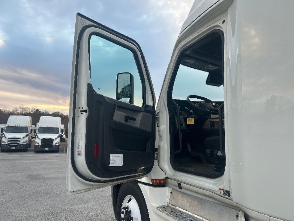 Sleeper Tractor-Heavy Duty Tractors-Freightliner-2022-T12664ST-Garden City-GA-569,205\n\t\tmiles-$ 60,000 - Image 9