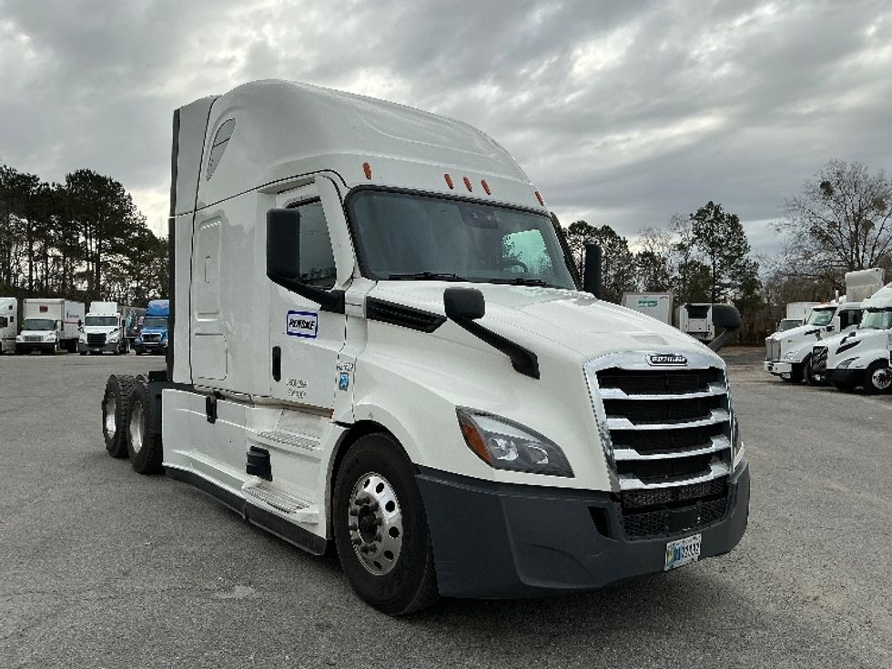 Sleeper Tractor-Heavy Duty Tractors-Freightliner-2022-T12664ST-Garden City-GA-585,665\n\t\tmiles-$ 60,000 - Image 1