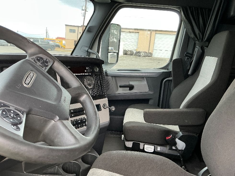 Sleeper Tractor-Heavy Duty Tractors-Freightliner-2022-T12664ST-Garden City-GA-585,665\n\t\tmiles-$ 60,000 - Image 10