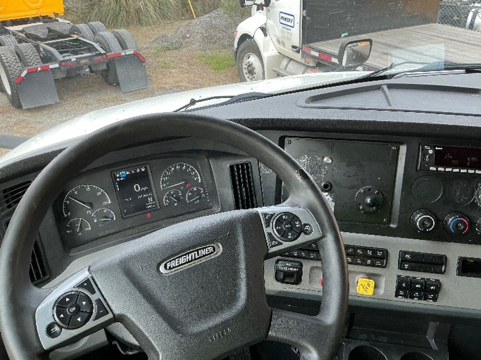 Sleeper Tractor-Heavy Duty Tractors-Freightliner-2022-T12664ST-Garden City-GA-585,665\n\t\tmiles-$ 60,000 - Image 11