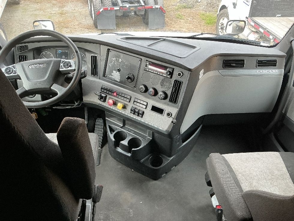 Sleeper Tractor-Heavy Duty Tractors-Freightliner-2022-T12664ST-Garden City-GA-585,665\n\t\tmiles-$ 60,000 - Image 12