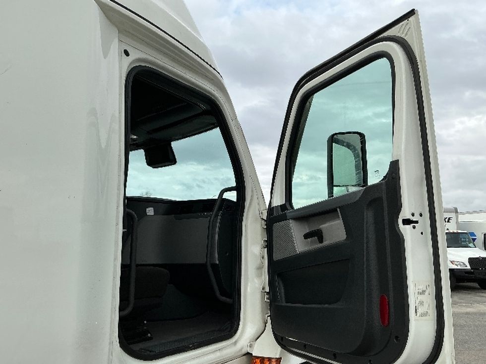 Sleeper Tractor-Heavy Duty Tractors-Freightliner-2022-T12664ST-Garden City-GA-585,665\n\t\tmiles-$ 60,000 - Image 13