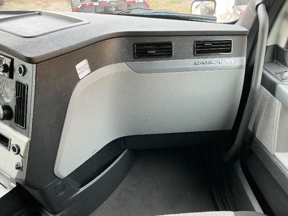 Sleeper Tractor-Heavy Duty Tractors-Freightliner-2022-T12664ST-Garden City-GA-585,665\n\t\tmiles-$ 60,000 - Image 14