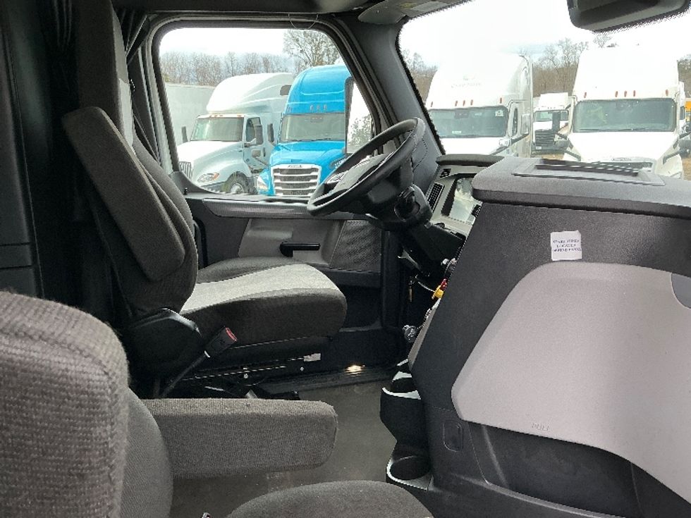 Sleeper Tractor-Heavy Duty Tractors-Freightliner-2022-T12664ST-Garden City-GA-585,665\n\t\tmiles-$ 60,000 - Image 15