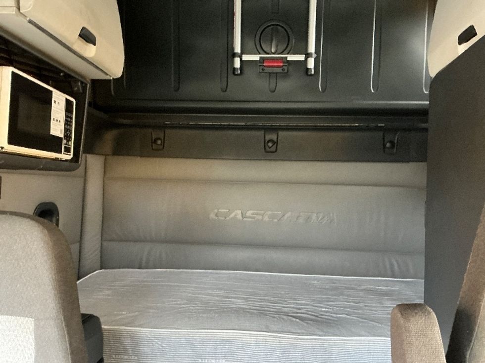 Sleeper Tractor-Heavy Duty Tractors-Freightliner-2022-T12664ST-Garden City-GA-585,665\n\t\tmiles-$ 60,000 - Image 16