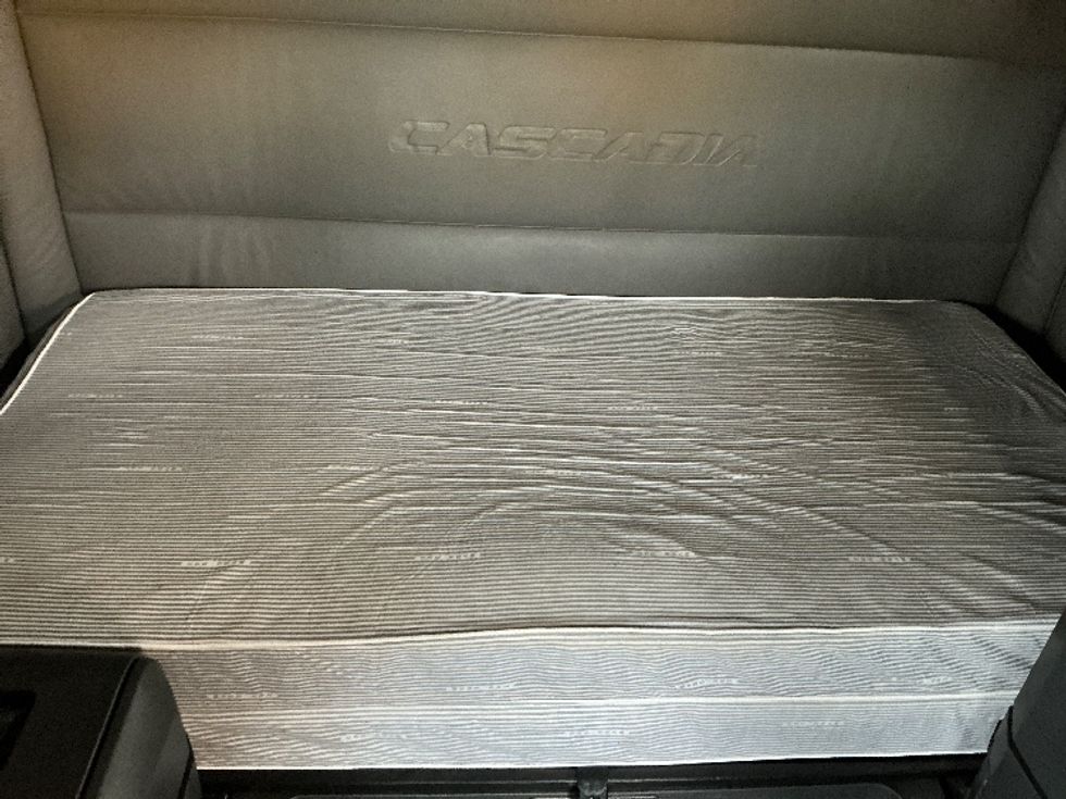 Sleeper Tractor-Heavy Duty Tractors-Freightliner-2022-T12664ST-Garden City-GA-585,665\n\t\tmiles-$ 60,000 - Image 17