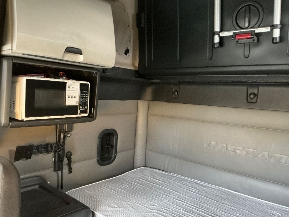 Sleeper Tractor-Heavy Duty Tractors-Freightliner-2022-T12664ST-Garden City-GA-585,665\n\t\tmiles-$ 60,000 - Image 19