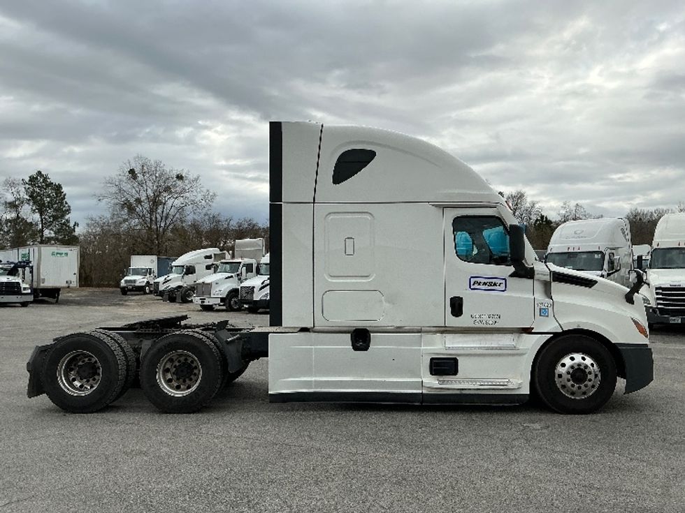 Sleeper Tractor-Heavy Duty Tractors-Freightliner-2022-T12664ST-Garden City-GA-585,665\n\t\tmiles-$ 60,000 - Image 8