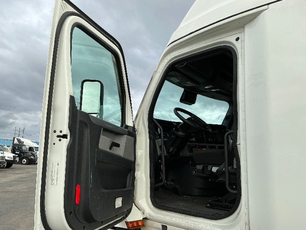 Sleeper Tractor-Heavy Duty Tractors-Freightliner-2022-T12664ST-Garden City-GA-585,665\n\t\tmiles-$ 60,000 - Image 9