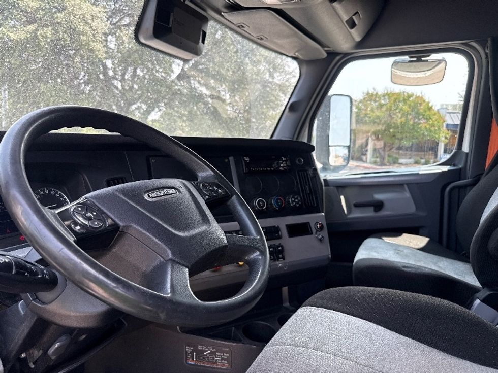Sleeper Tractor-Heavy Duty Tractors-Freightliner-2022-T12664ST-Garland-TX-386,030\n\t\tmiles-$ 91,250 - Image 10