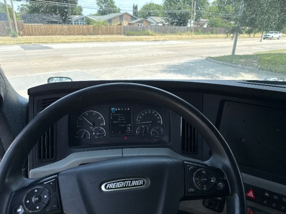 Sleeper Tractor-Heavy Duty Tractors-Freightliner-2022-T12664ST-Garland-TX-386,030\n\t\tmiles-$ 91,250 - Image 11