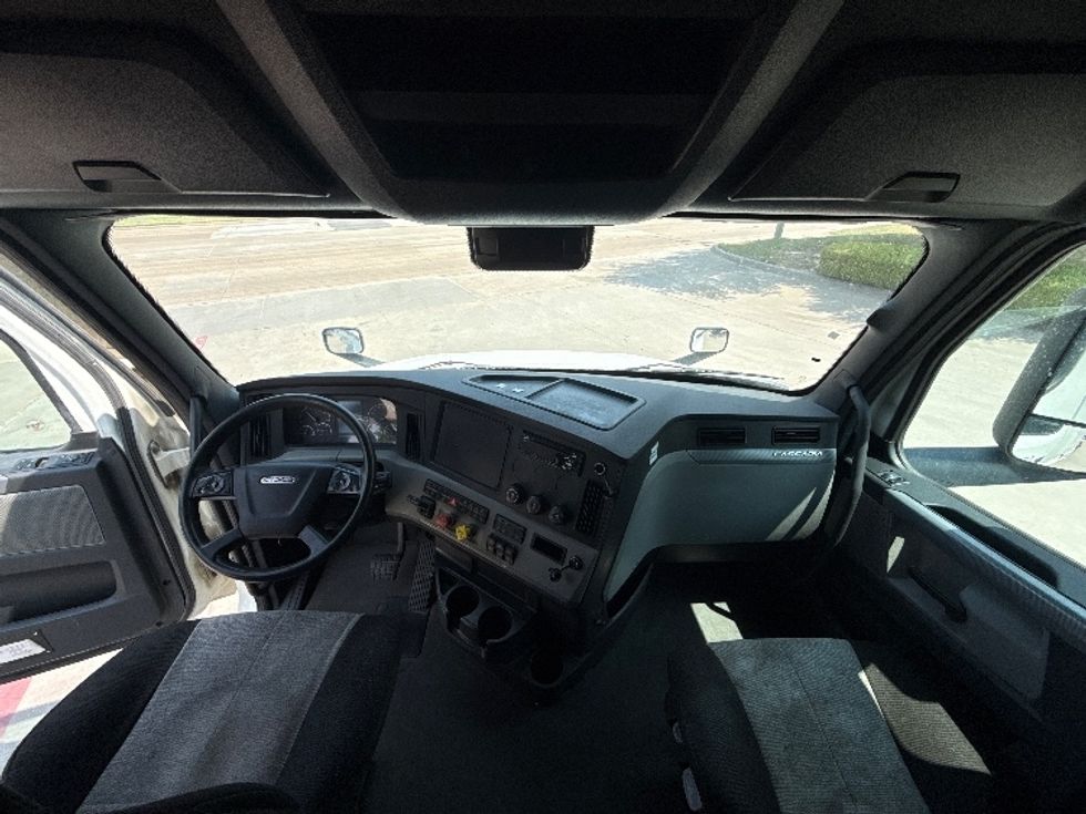 Sleeper Tractor-Heavy Duty Tractors-Freightliner-2022-T12664ST-Garland-TX-386,030\n\t\tmiles-$ 91,250 - Image 12
