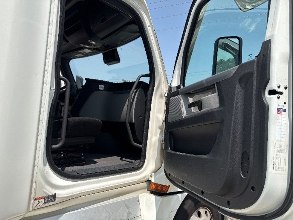 Sleeper Tractor-Heavy Duty Tractors-Freightliner-2022-T12664ST-Garland-TX-386,030\n\t\tmiles-$ 91,250 - Image 13