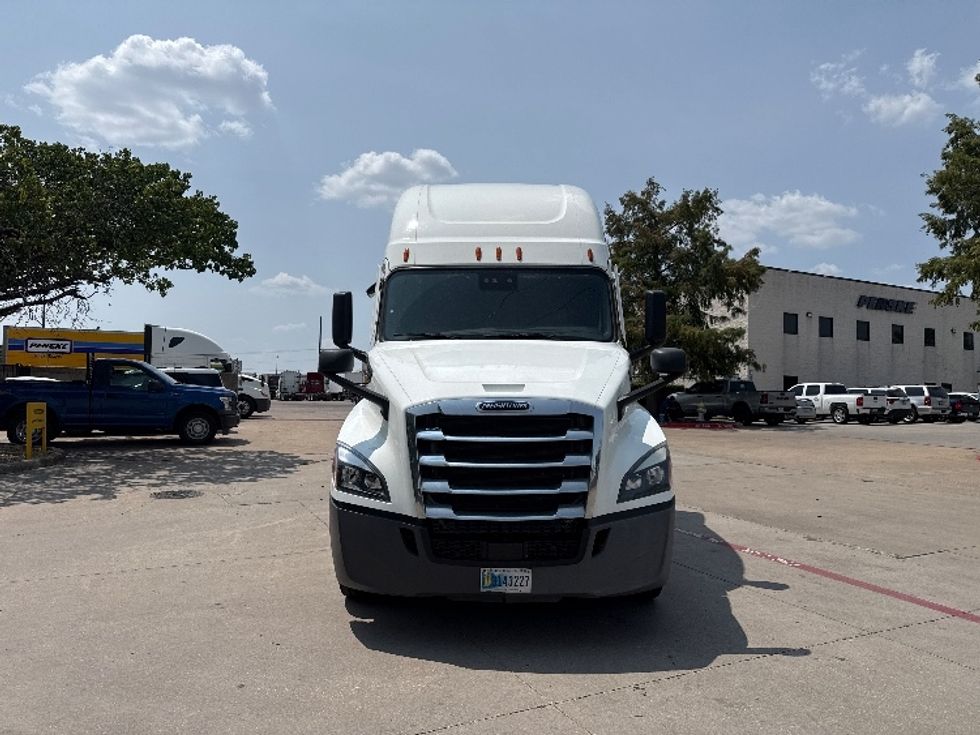 Sleeper Tractor-Heavy Duty Tractors-Freightliner-2022-T12664ST-Garland-TX-386,030\n\t\tmiles-$ 91,250 - Image 2