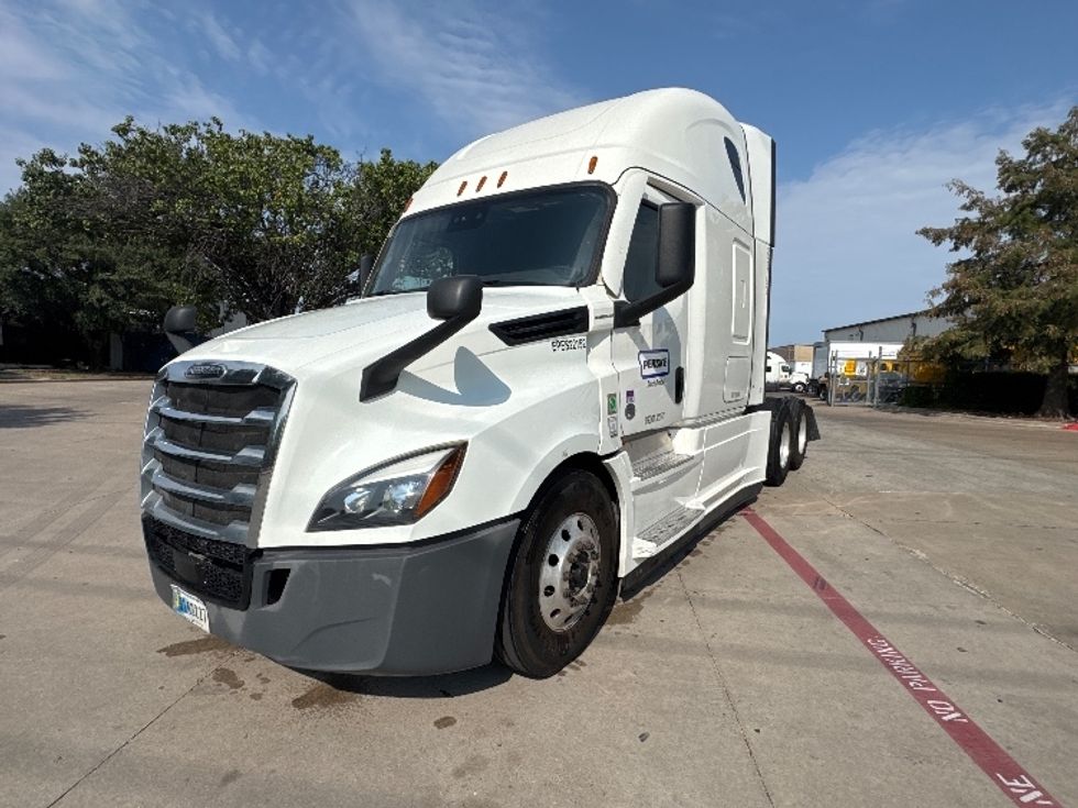 Sleeper Tractor-Heavy Duty Tractors-Freightliner-2022-T12664ST-Garland-TX-386,030\n\t\tmiles-$ 91,250 - Image 3