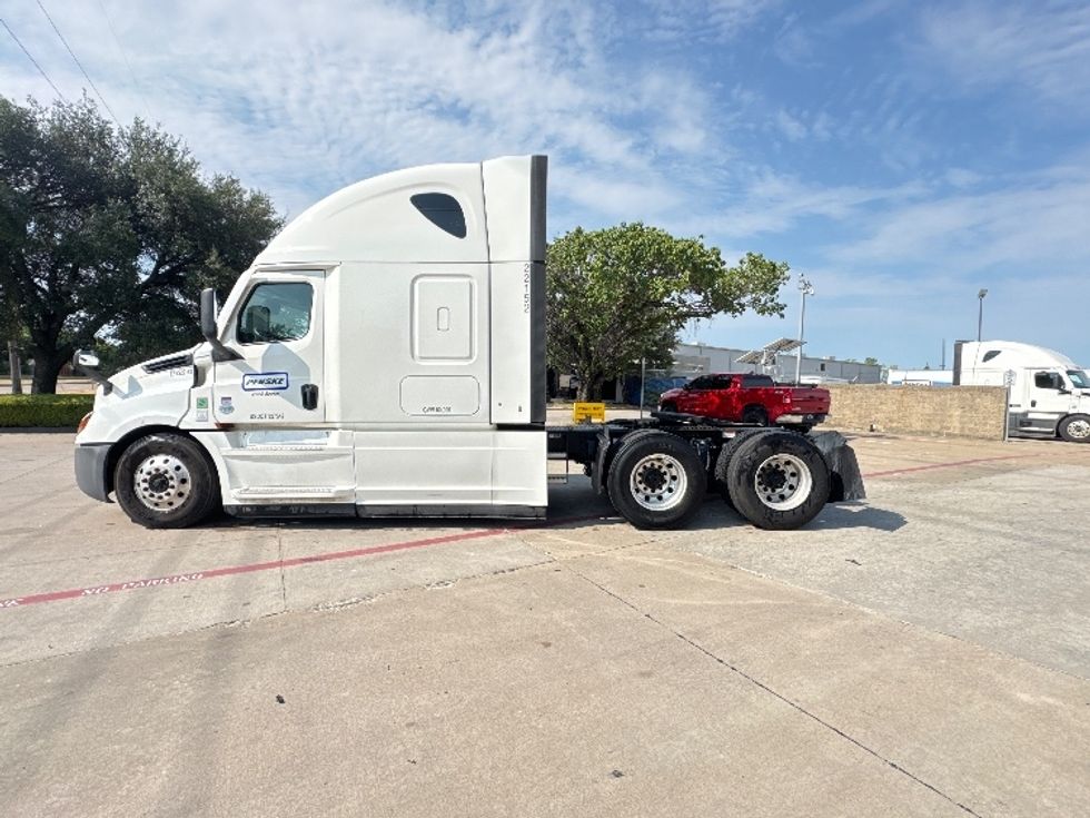 Sleeper Tractor-Heavy Duty Tractors-Freightliner-2022-T12664ST-Garland-TX-386,030\n\t\tmiles-$ 91,250 - Image 4
