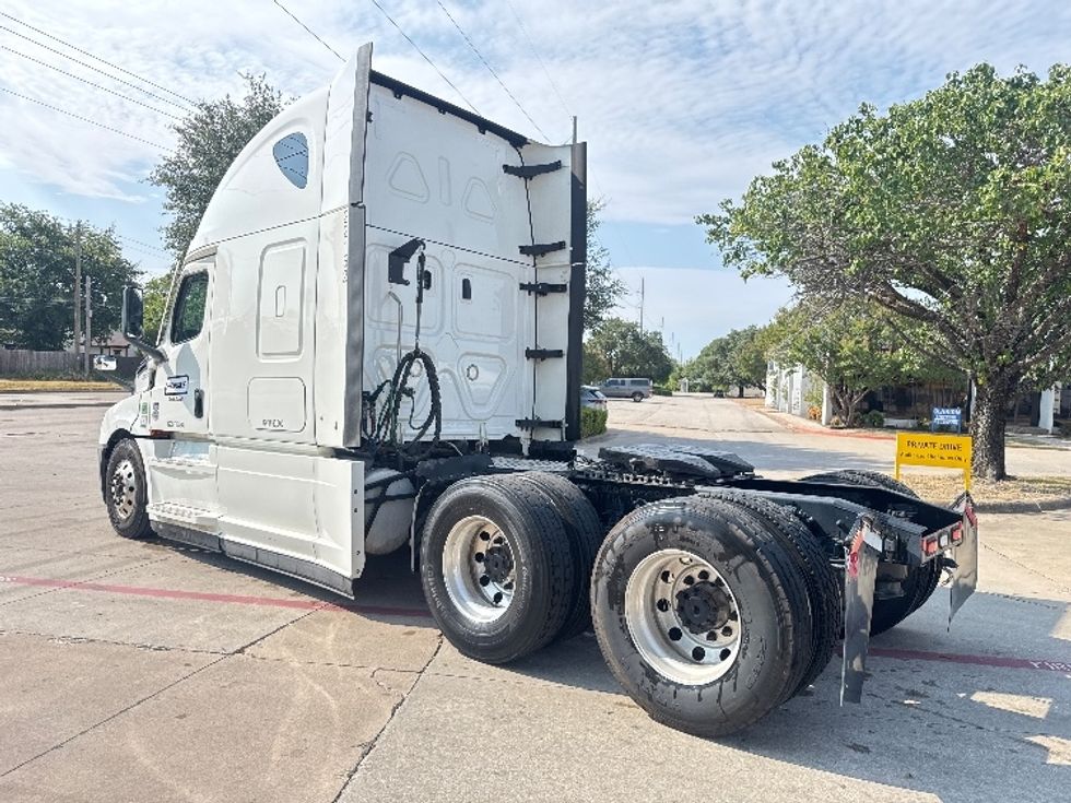 Sleeper Tractor-Heavy Duty Tractors-Freightliner-2022-T12664ST-Garland-TX-386,030\n\t\tmiles-$ 91,250 - Image 5