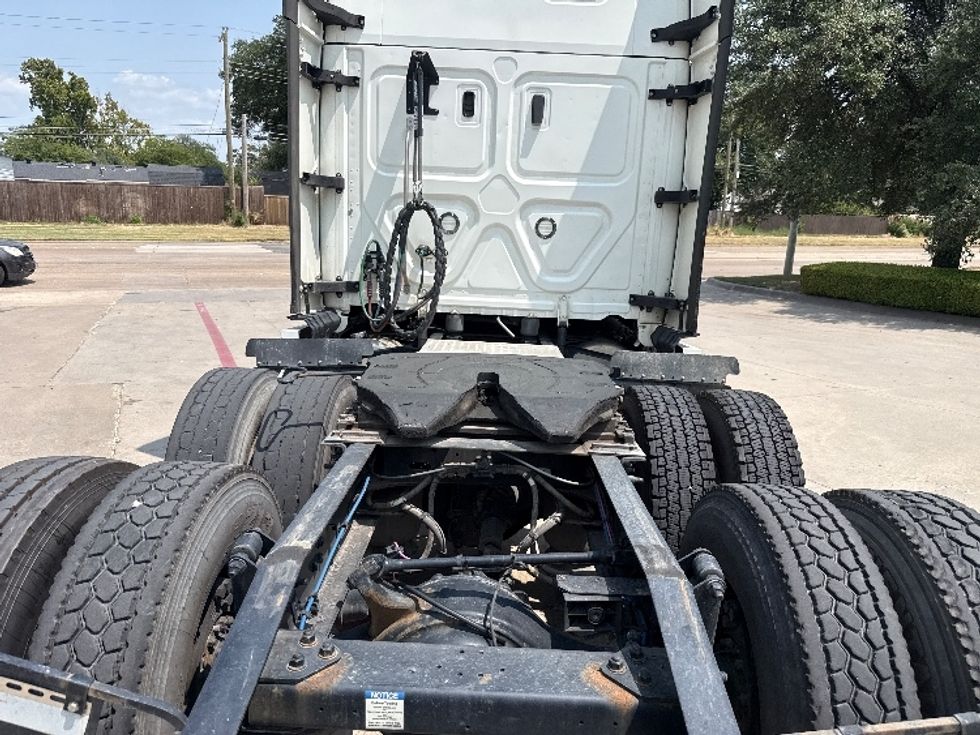 Sleeper Tractor-Heavy Duty Tractors-Freightliner-2022-T12664ST-Garland-TX-386,030\n\t\tmiles-$ 91,250 - Image 6