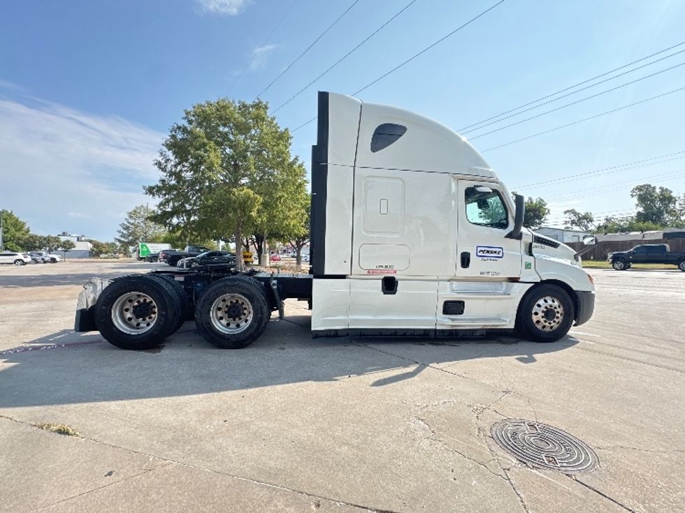 Sleeper Tractor-Heavy Duty Tractors-Freightliner-2022-T12664ST-Garland-TX-386,030\n\t\tmiles-$ 91,250 - Image 8